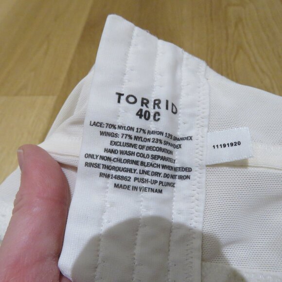 TORRID Plunge Push Up Bra Bustier in White Teal Lace Romantic - Size 40C - Picture 13 of 13